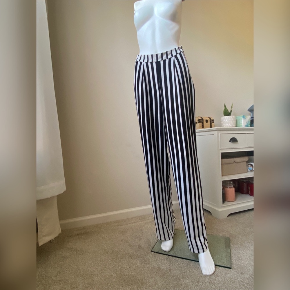 Venus Size 2 High Waist Wide Leg Pant. Side zipper